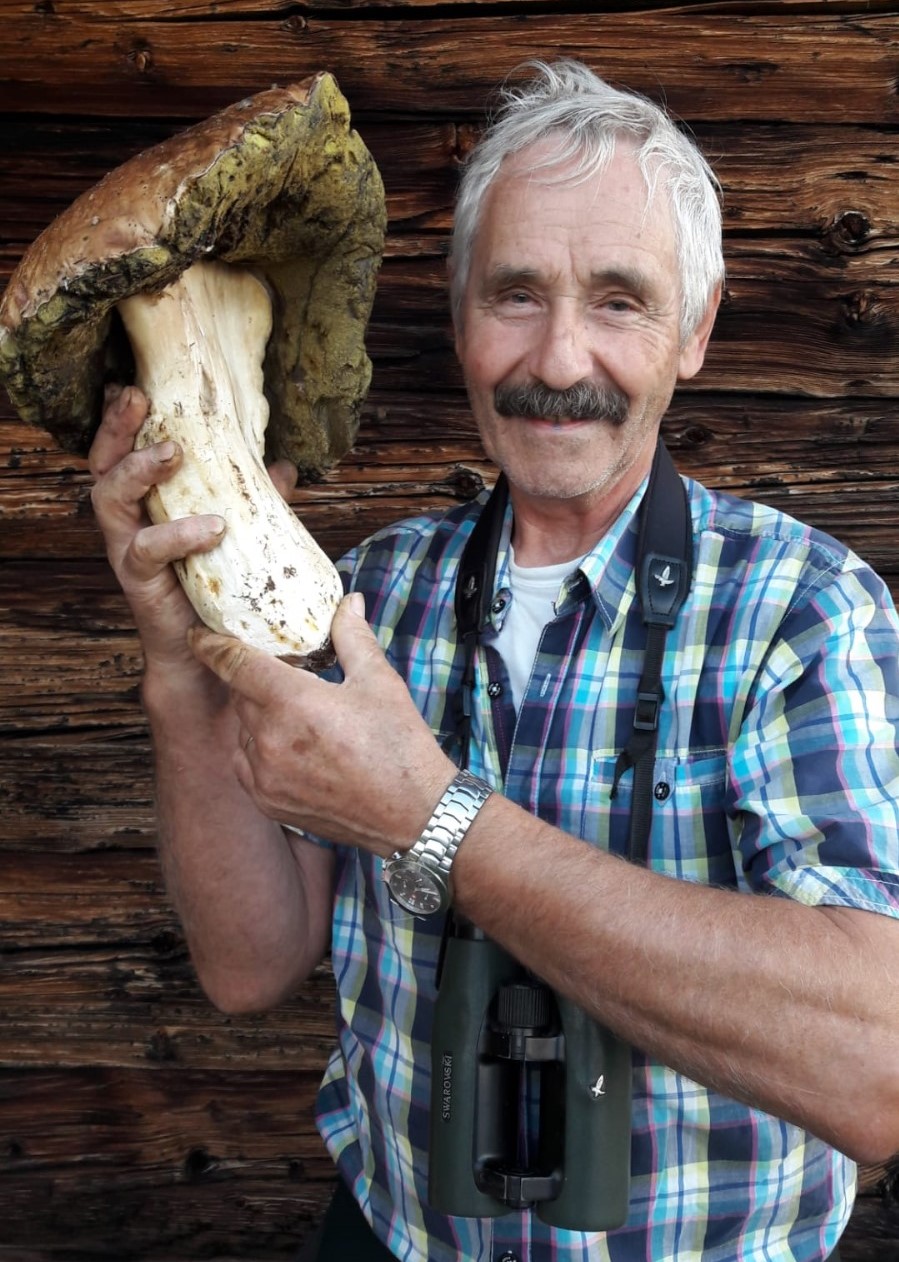 Samuel Singer mit grossem Pilz